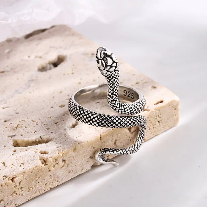 Anillo con diseño de serpiente