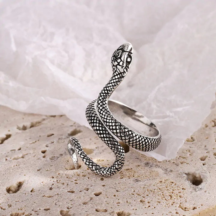 Anillo con diseño de serpiente